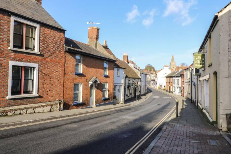 4 THE OLD POST OFFICE MEWS, Family Friendly, With A Garden In Brading