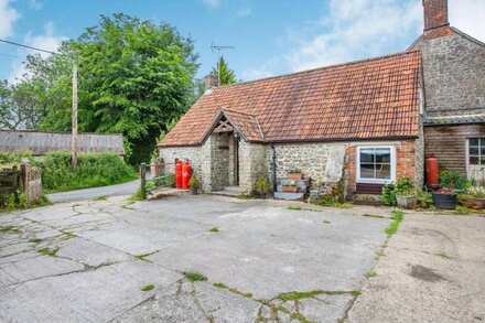 THE OLD BULL STALL, pet friendly, with a garden in Penselwood