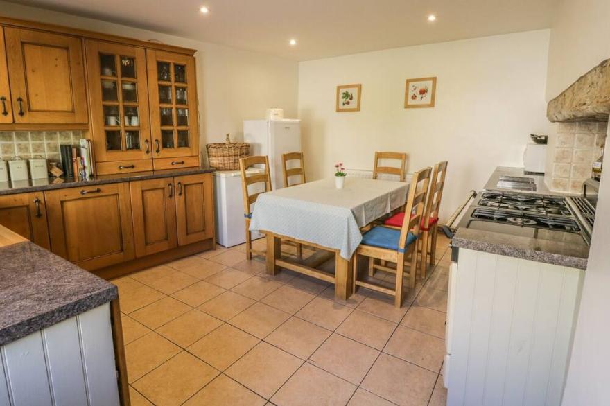 THE COACH HOUSE, pet friendly, character holiday cottage in Middleham