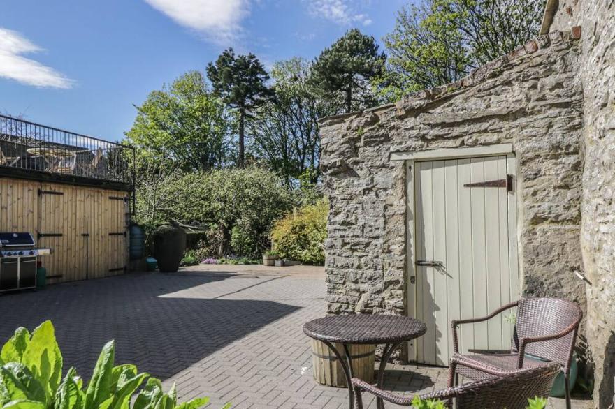 THE COACH HOUSE, pet friendly, character holiday cottage in Middleham