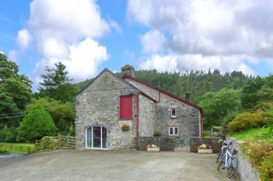 CRUD-Y-BARCUD, pet friendly, character holiday cottage in Pumsaint