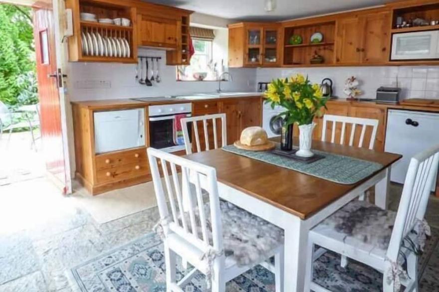 CRUD-Y-BARCUD, pet friendly, character holiday cottage in Pumsaint