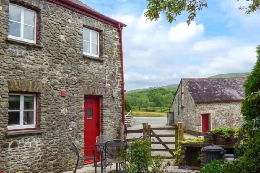 CRUD-Y-BARCUD, Pet Friendly, Character Holiday Cottage In Pumsaint