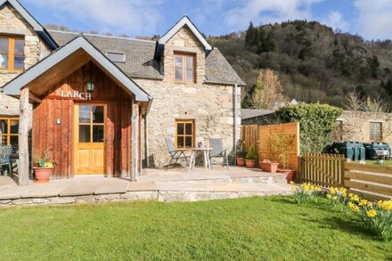 LARCH COTTAGE, pet friendly, with a garden in Aberfeldy