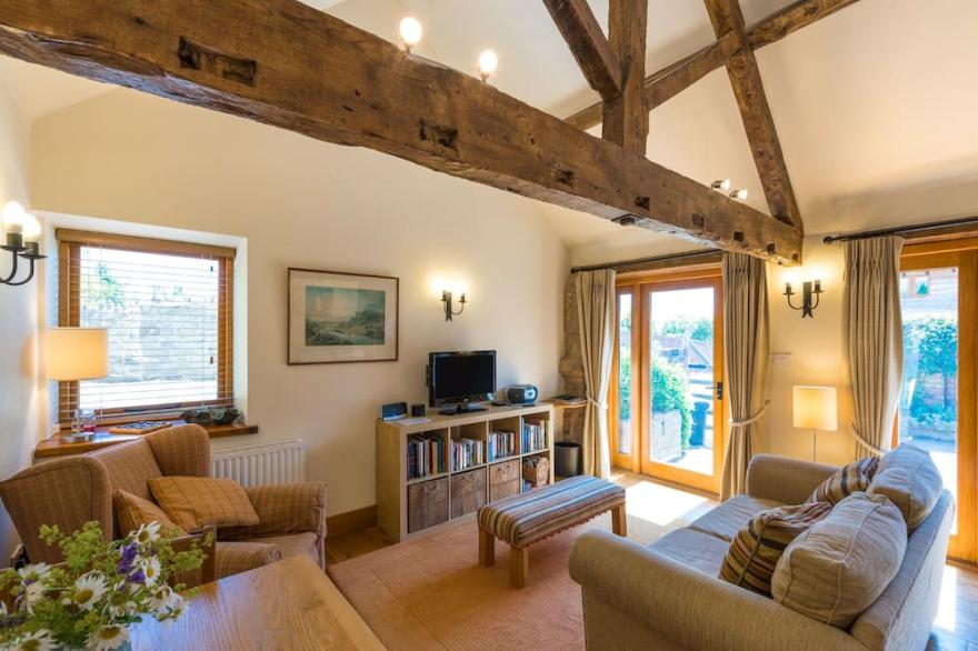 THE BYRE, character holiday cottage, with a garden in Billingsley