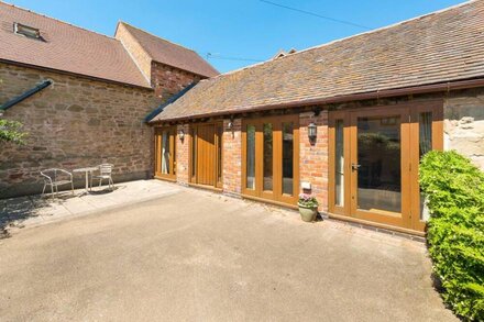 THE BYRE, character holiday cottage, with a garden in Billingsley