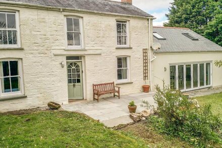 LITTLE CHYCOOSE, pet friendly, country holiday cottage in Truro