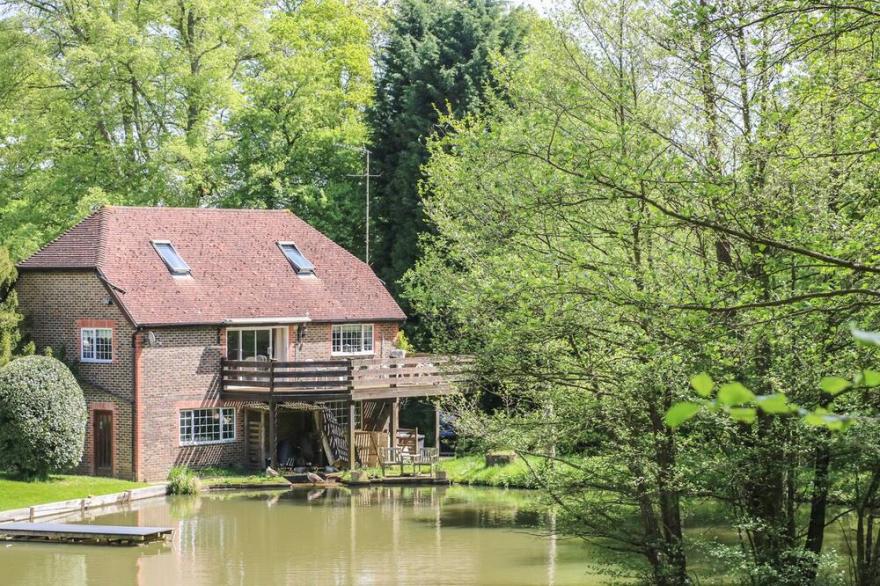 MISWELLS COTTAGES - LAKE VIEW, Family Friendly In Turners Hill