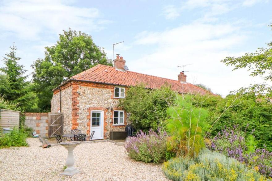 BROOM COTTAGE, Pet Friendly, Character Holiday Cottage In East Rudham