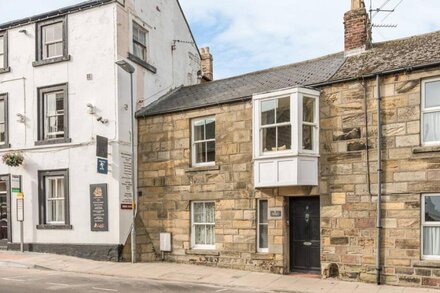 JACKSON COTTAGE, family friendly in Alnmouth