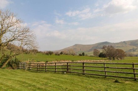 MEADOW VIEW, family friendly, luxury holiday cottage in Edale