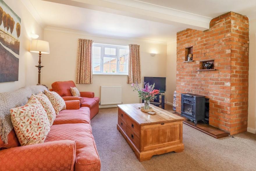 REDWOOD COTTAGE, Family Friendly, With A Garden In Kimbolton