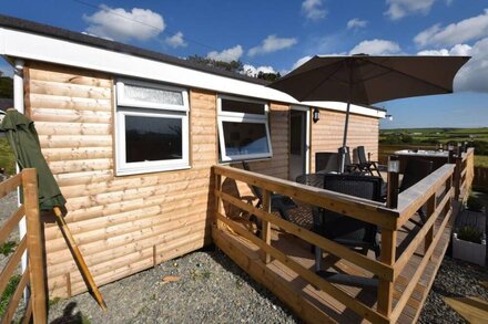 Y CABAN CLYD, pet friendly, with hot tub in Morfa Nefyn