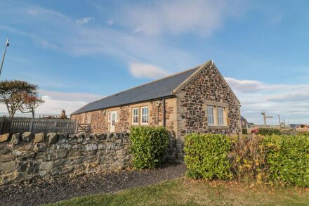 LONG CART COTTAGE, family friendly, with pool in Embleton