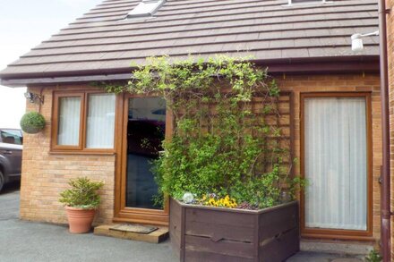 PENYLODGE, pet friendly, with hot tub in Builth Wells