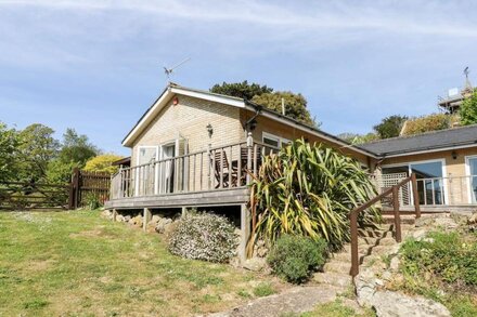 SWALLOWS, family friendly, country holiday cottage in Ventnor