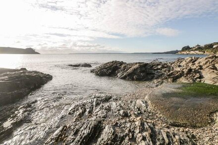 PUFFIN COTTAGE, country holiday cottage, with open fire in St Mawes