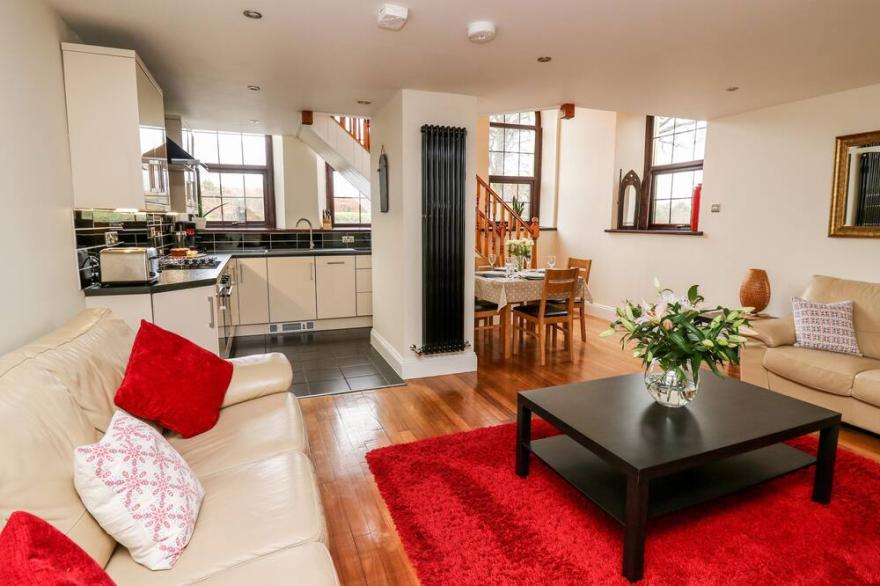 THE OLD SCHOOL, pet friendly, luxury holiday cottage in Lampeter