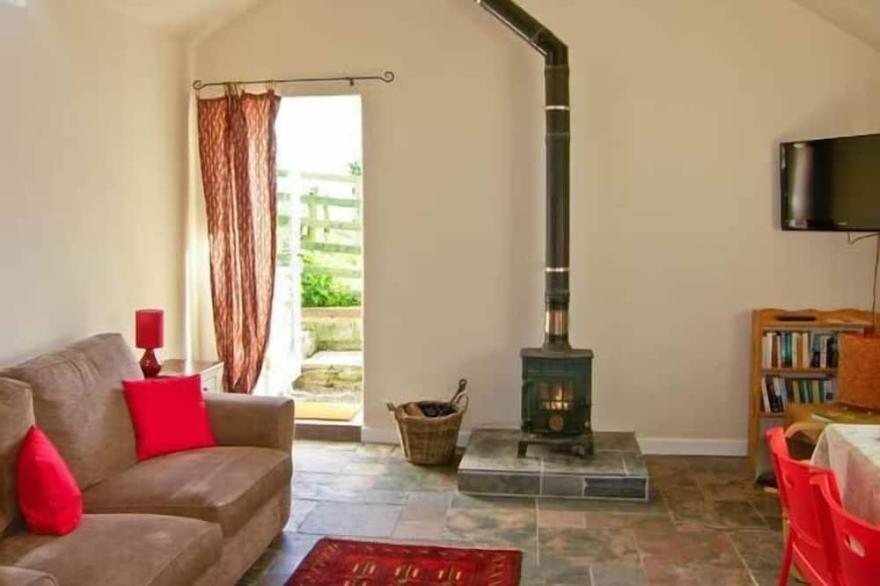 STONE COTTAGE, pet friendly, character holiday cottage in Nannerch