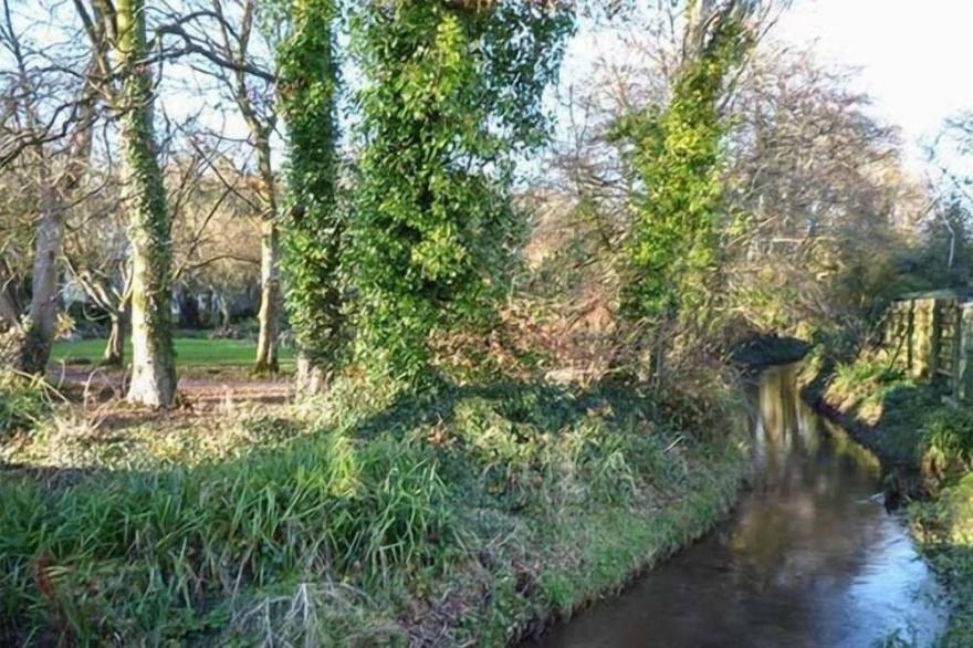 MILK WOOD COTTAGE, pet friendly, with open fire in Laugharne