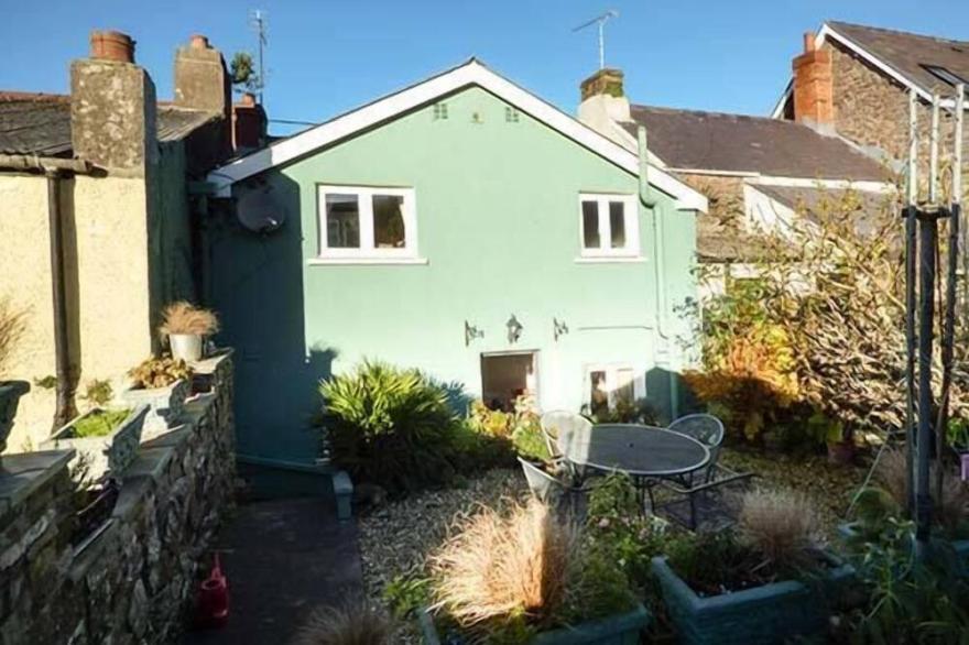MILK WOOD COTTAGE, Pet Friendly, With Open Fire In Laugharne