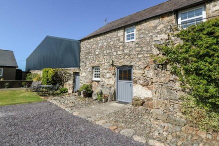 STABLE 2, family friendly, country holiday cottage in Llanbedrog