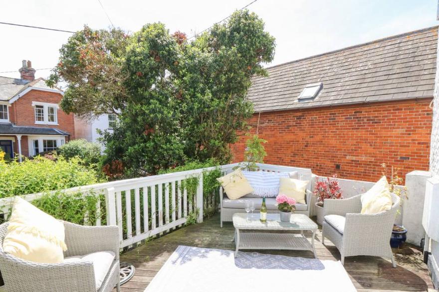 THE MALTINGS, family friendly, country holiday cottage in Freshwater