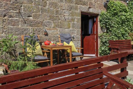 DAFFODIL COTTAGE, pet friendly, character holiday cottage in Danby