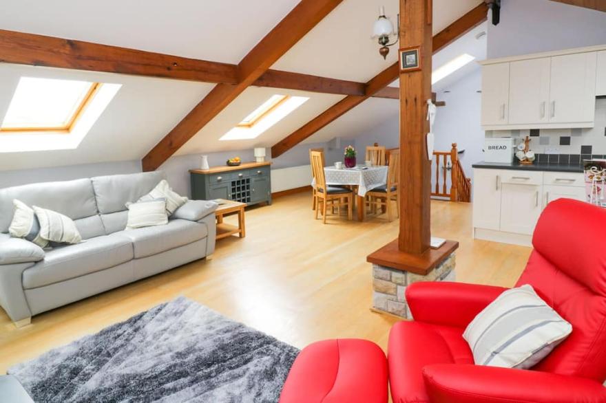 HAZELWOOD COTTAGE, with a garden in Ingleton