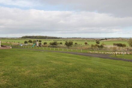 WEST GATE, family friendly, luxury holiday cottage in Embleton