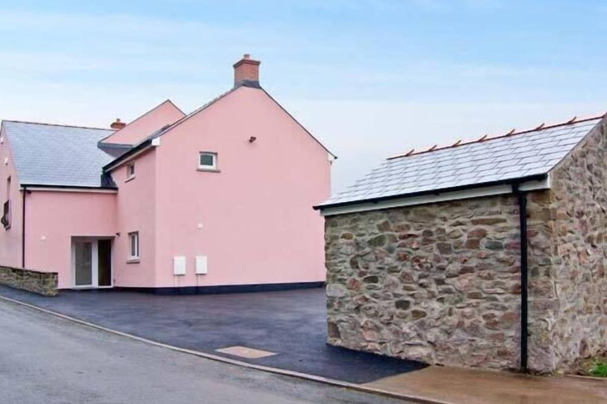 GOLDFINCH, pet friendly, luxury holiday cottage in Milford Haven