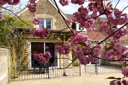 RECTORY COACH HOUSE, romantic, with a garden in Buckhorn Weston