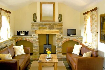 VALLEY VIEW, luxury holiday cottage, with open fire in Howle Hill