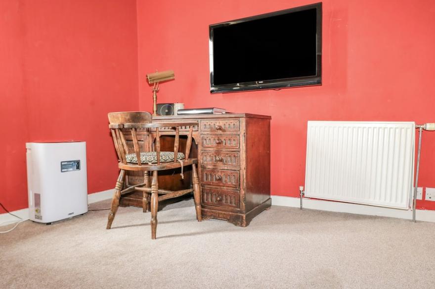 ST. KILDA, pet friendly, with open fire in Lochmaddy, North Uist