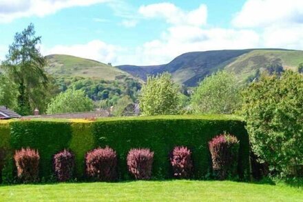 TREGARTHENS, family friendly, with a garden in Church Stretton