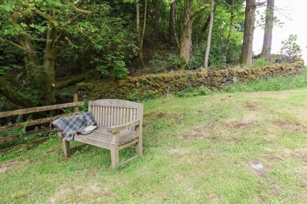 2 TAYNESS, family friendly, character holiday cottage in Kilmartin