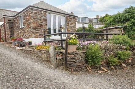 SUNSET COTTAGE, romantic, with a garden in Tintagel