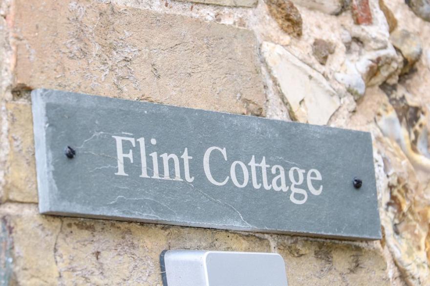 FLINT COTTAGE, Pet Friendly, Character Holiday Cottage In Swaffham