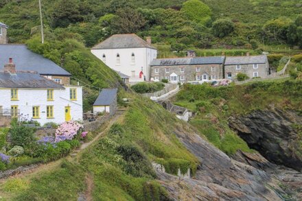 KERBENETTY (HARBOUR COTTAGE), pet friendly, with open fire in Portloe