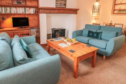 31 PETH HEAD, pet friendly, character holiday cottage in Wooler