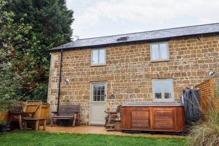 THE STABLES, pet friendly, luxury holiday cottage in Great Tew