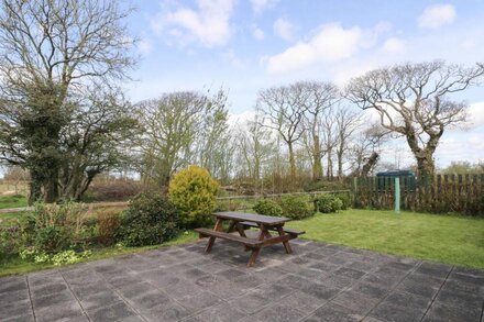 HILL TOP FARM COTTAGE, family friendly, with open fire in Narberth