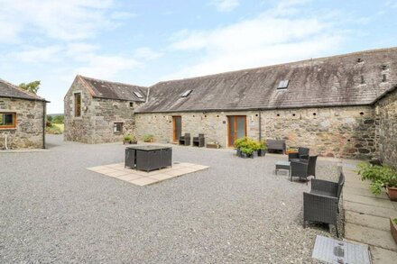 THE BYRE, pet friendly, with a garden in Newton Stewart