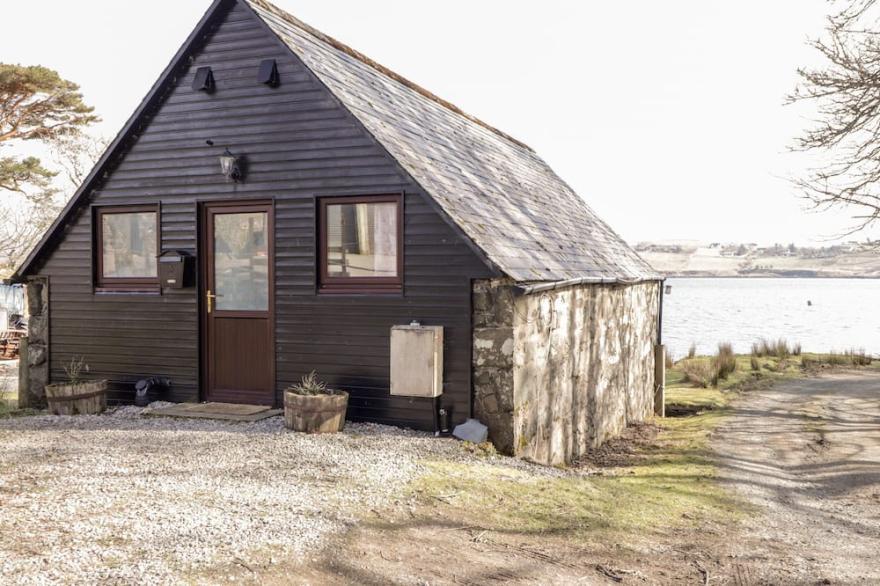 GRESHORNISH BOATHOUSE, Pet Friendly, With Open Fire In Dunvegan