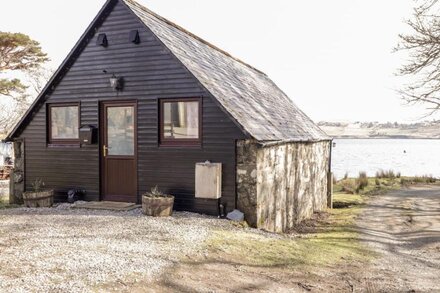 GRESHORNISH BOATHOUSE, pet friendly, with open fire in Dunvegan