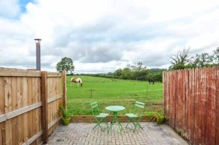 BARFORTH HALL PARLOUR, pet friendly, with a garden in Gainford