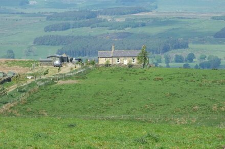 HUMBLETON COTTAGE, pet friendly, with open fire in Haydon Bridge