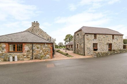 LAVENDER COTTAGE, character holiday cottage in Caeathro