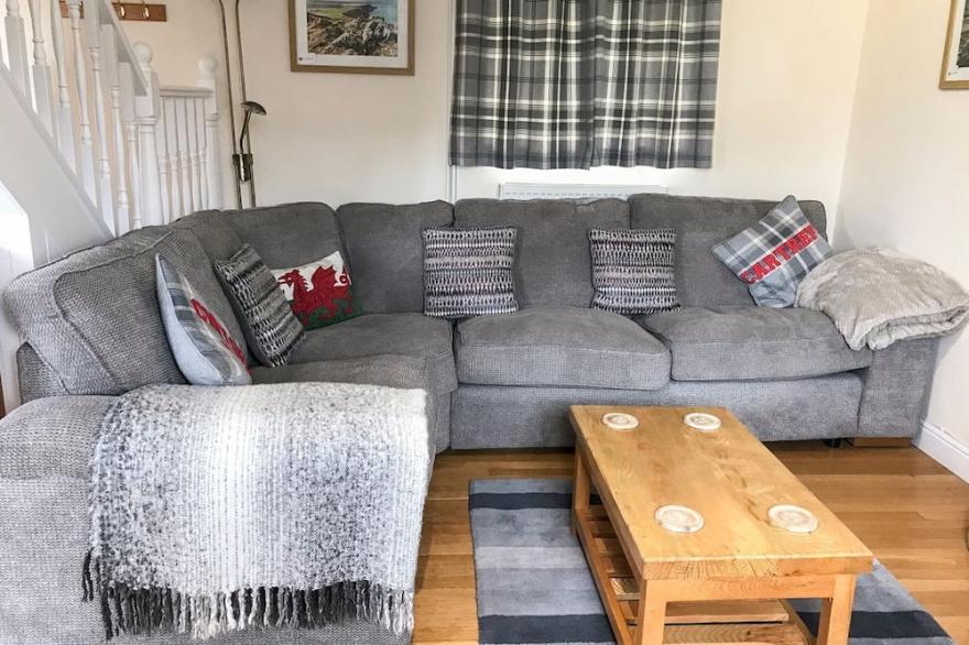 ASH COTTAGE, pet friendly, with hot tub in Newcastle Emlyn