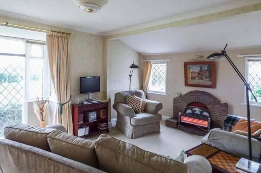 WEST WING LE CHALET, Pet Friendly, Country Holiday Cottage In Boston
